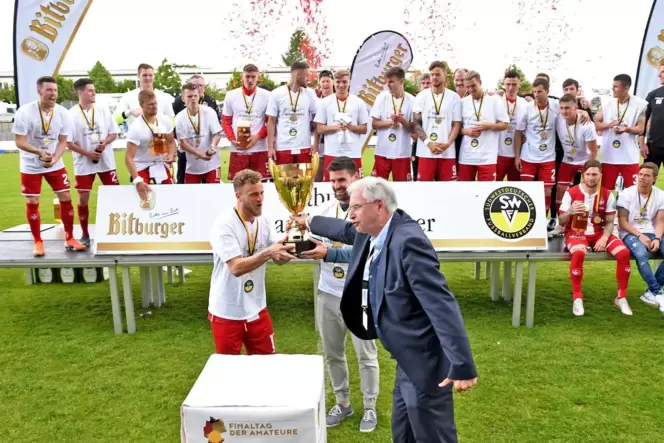 2019: SWFV-Präsident Drewitz übergibt den Pokal in Pirmasens an die FCK-Kapitäne Hemlein (links) und Dick.