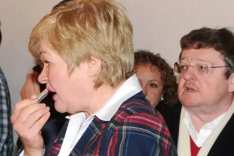 2011 wird das Ergebnis des Bürgerentscheids bekanntgegeben: Ursula Knoll zieht sich noch einmal die Lippen nach. 