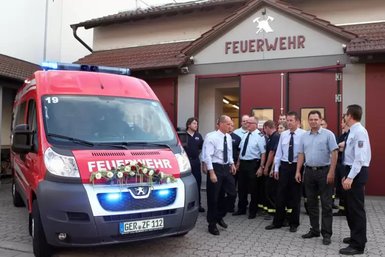Die Zeiskamer Feuerwehr durfte sich immer wieder über neues Gerät, hier 2013 über ein Fahrzeug, freuen. Gerade in den Anfangsjah