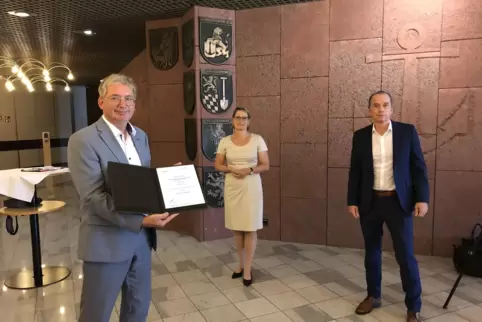 Im Rathaus-Foyer: Kämmerer Schwarz, Ministerin Hubig, ISB-Vorstand Link.