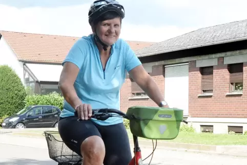 Wenn sie nicht gerade auf ihrem E-Roller unterwegs ist, fährt Waltraud Blarr meist mit ihrem roten Fahrrad. 