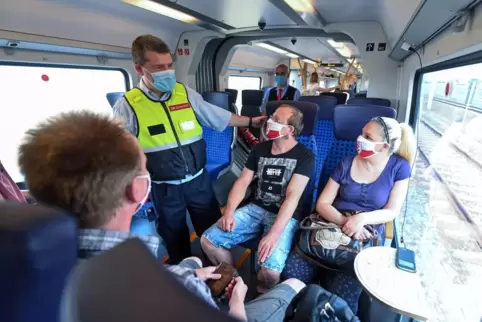 Kontrolle der Maskenpflicht in einem Zug: Die Verhängung einheitlicher Bußgelder für Verstöße gegen diese Schutzmaßnahme in Buss