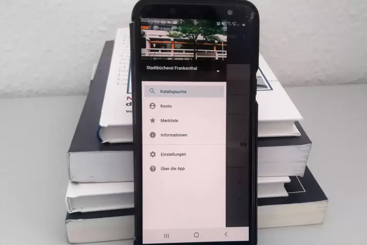 Die Katalogsuche ist nur eine von mehreren Funktionen: So präsentiert sich das App-Menü auf dem Handy. 