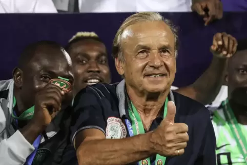 Daumen hoch – für wen wohl? Der Wahl-Franzose und Ex-Bayer Gernot Rohr.