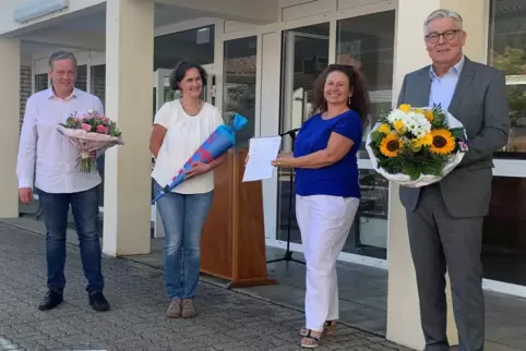 Die neue Schulleiterin Johanna Hämpel (zweite von links) mit Schulrätin Claudia Sahner und Ortsbürgermeister Timo Bäuerle sowie 