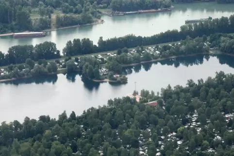 Aus der Luft: Vorne ist der Marxweiher im Campinggebiet „Auf der Au“ bei Waldsee zu sehen. Hinten ist der Otterstädter Altrhein.