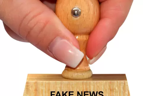 AbgestempeltDas Schlagwort Fake News ist zum Etikett ohne Wert geworden: Es wird zu häufig für die unterschiedlichsten Dinge ver