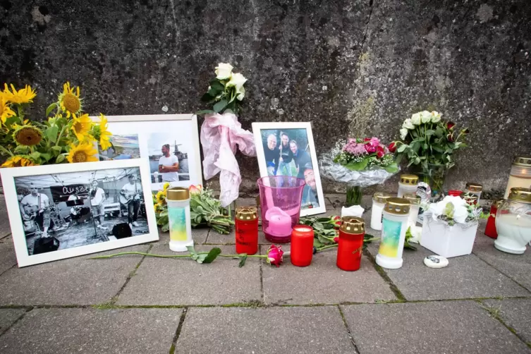 An der Stelle, wo der 40-Jährige starb, sind Fotos, Blumen und Kerzen niedergelegt.