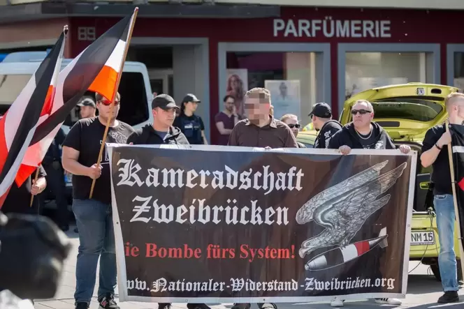 Der Beschuldigte (Bildmitte) marschierte am 20. April 2019 mit dem Nationalen Widerstand Zweibrücken aus Anlass der Hitler-Gebur