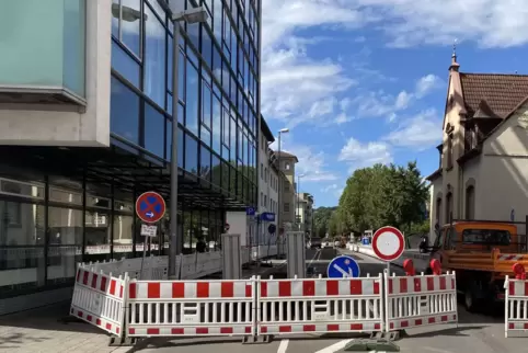 Schon ab dem Burggymnasium ist die Burgstraße für den Verkehr gesperrt, Anlieger dürfen aber bis zur Baustelle vorfahren.