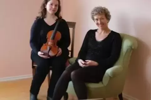 Carolina Blumenschein (Violine) und Charlotte Lettenbauer (Violoncello) spielen Werke von Bach, Beethoven und Glière.