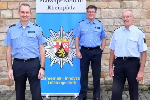 Der neue Dienststellenleiter Frank Hoffmann, Polizeipräsident Thomas Ebling und der ehamilge Leiter Wolfgang Brunke.