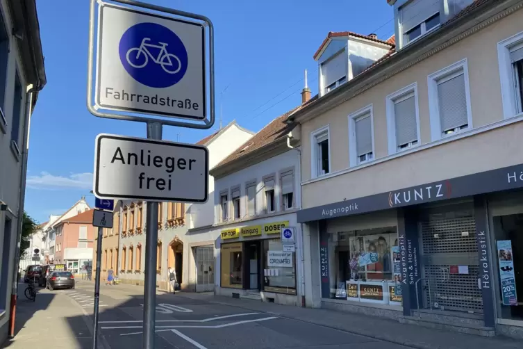 Zwischenstand der Markierung in der M&uuml;hlturmstra&szlig;e: Zusatzschild kommt vielleicht weg.