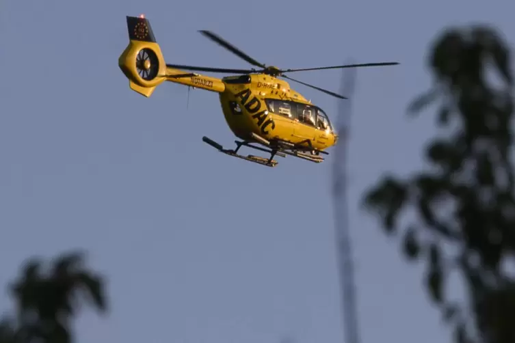 Der Rettungshubschrauber im Anflug auf den Segelflugplatz E&szlig;weiler.