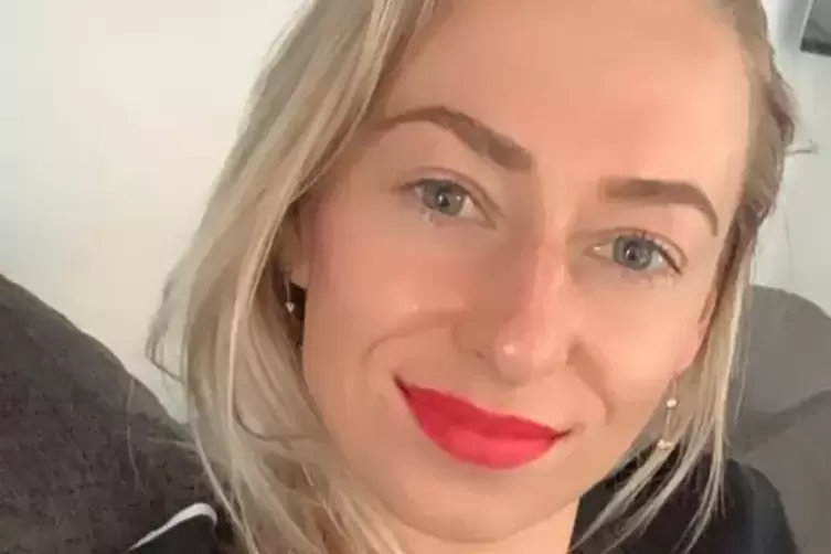 Stabhochspringerin Lisa Ryzih auf der Couch. 