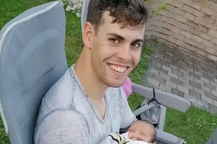  Bahnradsportler Timo Bichler mit Neffe Noah im Garten in Simbach am Inn. 