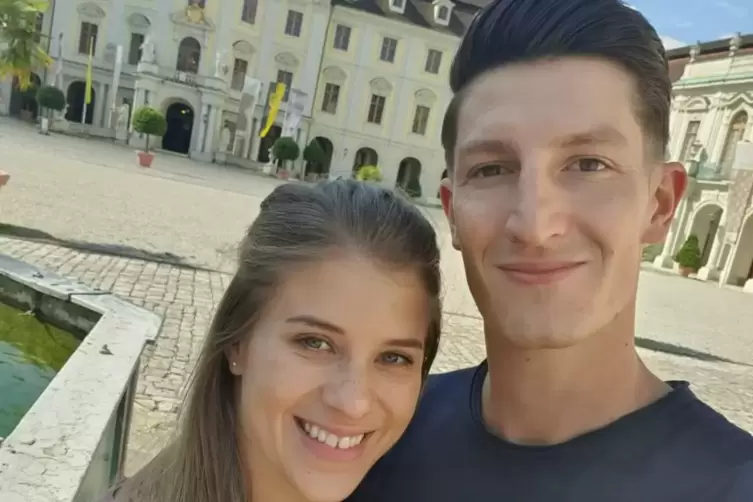 Turnerin Elisabeth Seitz mit ihrem Freund am Ludwigsburger Schloss.
