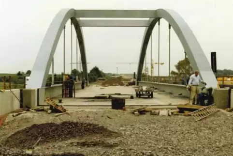 Weil die B10 im Norden von Landau tiefergelegt werden musste, war auch eine neue Eisenbahnbrücke nötig. 