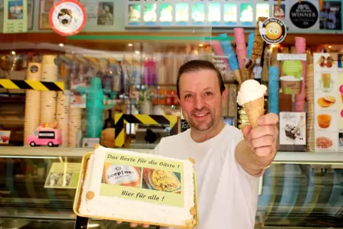 Die neueste Kreation von Pino Cimino: Bier-Eis in der Waffel und als Eistorte. Schmeckt nachnaturtrübem Kräusen oder Porter. 