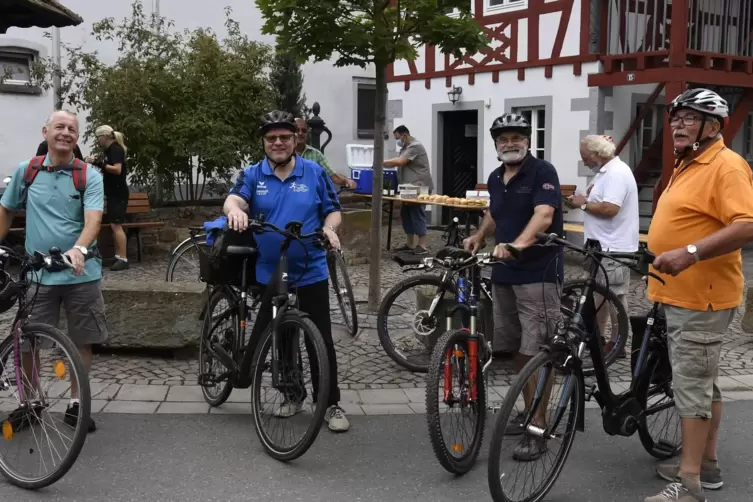 Treffen sich in der Kändelgasse zur Radtour: (von links) Arno Wieber, Hans-Ulrich Ihlenfeld, Paul Schläfer und Erich Weyer. 