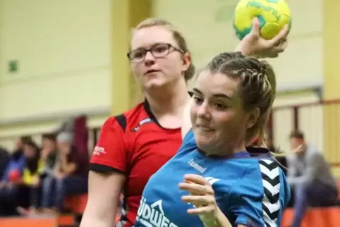 Wirft schon lange Tore für Dudenhofen: Hannah Riederer (rechts), hier zu Mädchen-Zeiten 2014.