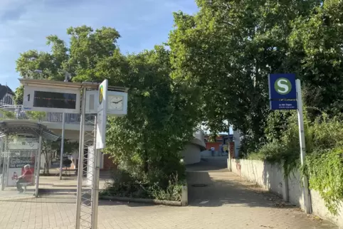 Nördlicher Bahnhofseingang: Hinter den Bäumen Schneckennudel-Brücke und Pavillon. Nördlicher Bahnhofseingang: Hinter den Bäumen Schneckennudel-Brücke und Pavillon.