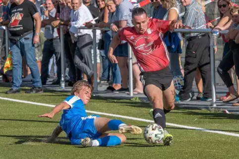  Tayfun Simsek, Schütze des 1:0 für den TSV Landau (rechts), und „Westler“ Leon Scherer, der hier noch an den Ball kommt. Das St