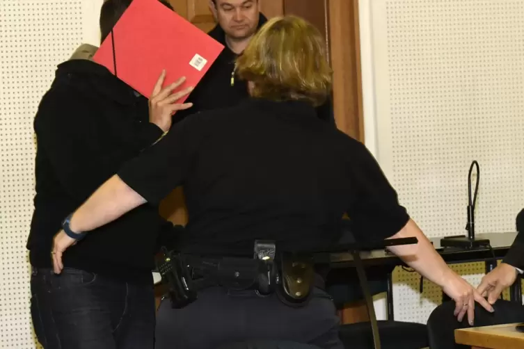 Sitzt jetzt wieder im Gefängnis: der Frankenthaler Babymörder (links) mit Justizbeamten. 