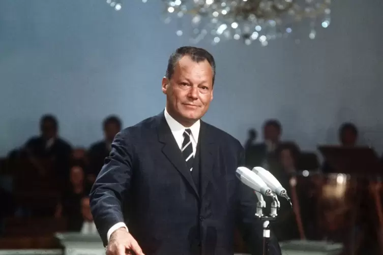 Roter Knopf f&uuml;r bunte Bilder: Willy Brandt auf der Funkausstellung 1967 in Berlin. 