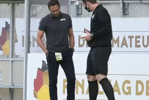 Der vierte Offizielle mit, der Trainer ohne Mundschutz an der Außenlinie: Fabian Vollmar (rechts) am Samstag im Pirmasenser Fram