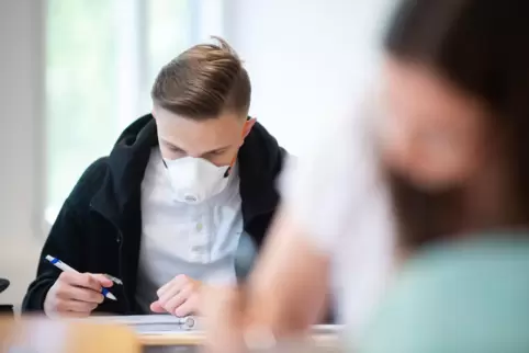 Im Unterricht in den Klassenräumen muss in Rheinland-Pfalz keine Maske getragen werden. 