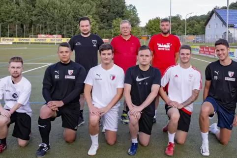 Palatia-Trainer Max Blum, Gerhard Blum als Coach der Zweiten und Niclas Betz (Co-Trainer Palatia II, hinten von links) bauen unt