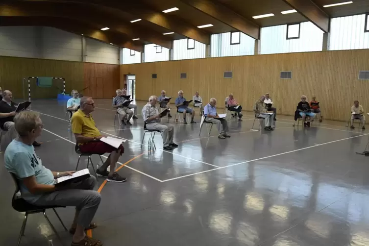 21 S&auml;nger der M&auml;nner-Chorgemeinschaft Beindersheim, Dirmstein, He&szlig;heim probten am vergangenen Donnerstag in der ASV-Sporthalle. 