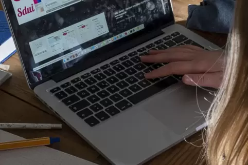 Die Notebooks und Tablets können ausgeliehen werden. So soll allen Schülern die Teilnahme am Fernunterricht ermöglicht werden. 