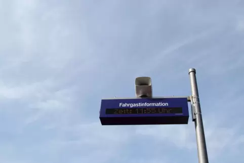 Wann kommt der Bus? Mit digitalen Anzeigen sollen Fahrgäste an wichtigen Haltestellen im Kreis informiert werden. 