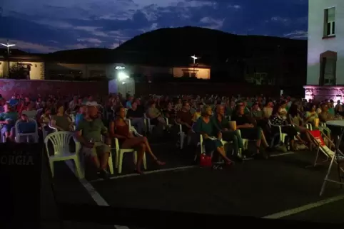 Das Open-Air-Kino im Hof des früheren Finanzamts brachte für viele von 1. bis 16. August lange vermisste Filmfreuden nach Neusta