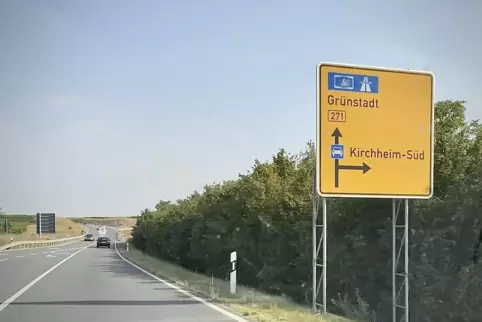 Das blaue Quadrat mit weißem Auto bedeutet für Radfahrer: Hier darf man nicht fahren.