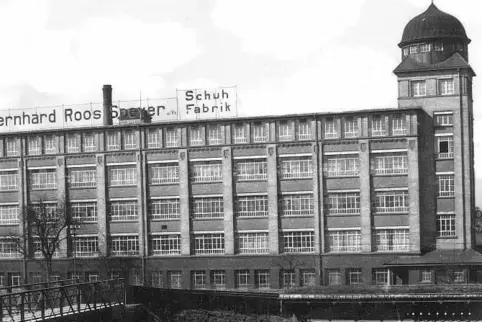 Burgstraße: Schuhfabrik Roos. Davor: Viadukt von 1889. 