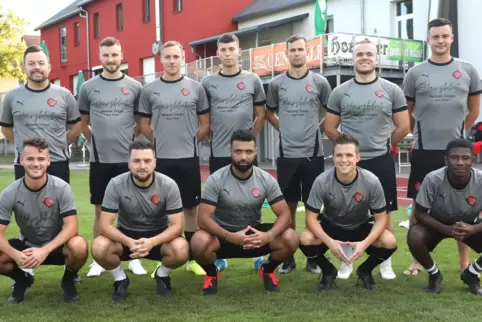  Trainer Kevin Konz (stehend, von links) mit Eric Veth, Patrick Lindner, David Lauer, Manuel Weigel, Sebastian Knoll, dem Sportl