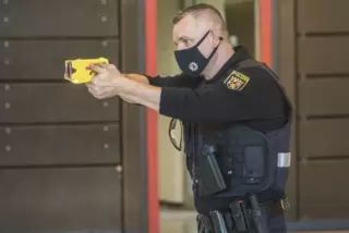 Ausbilder mit Taser am Einsatztrainingszentrum der Hochschule der Polizei in Enkenbach-Alsenborn.