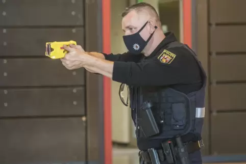 Ausbilder mit Taser am Einsatztrainingszentrum der Hochschule der Polizei in Enkenbach-Alsenborn.