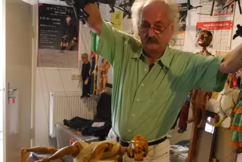 Stephan Blinn mit seinem Ikarus. 