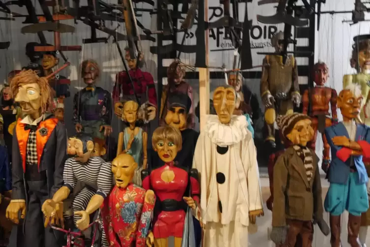 60 Charaktere geh&ouml;ren zum Ensemble &ndash; alle vom Puppenspieler selbst geschnitzt.