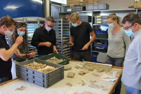 Aus Resten altrömischen Wandputzes aus Reinheim sollen am Computer die historischen Malereien rekonstruiert werden. Aus Resten altrömischen Wandputzes aus Reinheim sollen am Computer die historischen Malereien rekonstruiert werden.