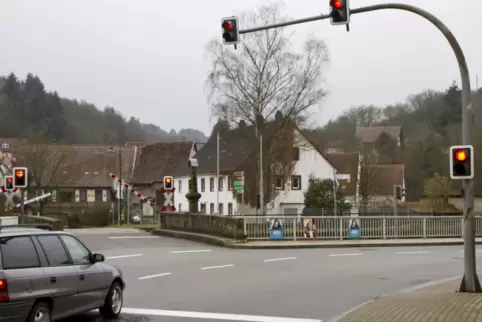 Das Überqueren der B 48 in Schweisweiler ist für Fußgänger schwierig. Die derzeitige Anlage stoppt nur den Verkehr, wenn die Sch