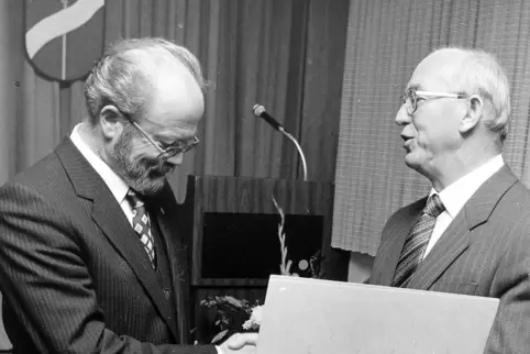 1980 wurde Gustav Adolf Held (links) von Bürgermeister Bernhard Jäger zum Ehrenbürger Kusels ernannt. 