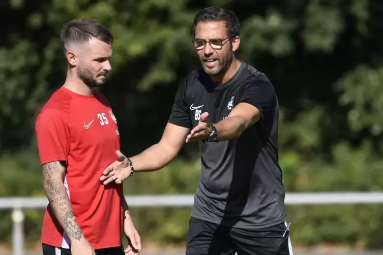 Des Trainers Anweisungen: Boris Schommers (rechts) im Gespräch mit Zugang Marius Kleinsorge.