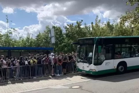 Wie hält man Abstand und bekommt dennoch einen Platz im Bus? Bild aus der ersten Schulwoche am Schulzentrum Kibo. Wie hält man Abstand und bekommt dennoch einen Platz im Bus? Bild aus der ersten Schulwoche am Schulzentrum Kibo.