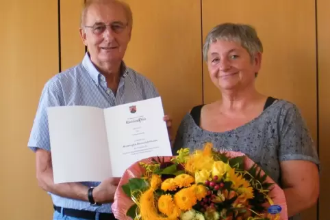 Kreisbeigeordneter Wolfgang Erfurt gratuliert Gabriele Schmitt zum 40. Dienstjubiläum.