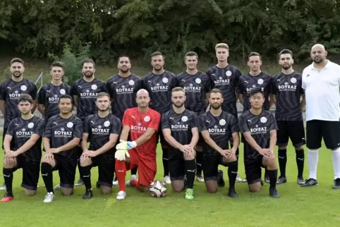Ediz Sari, der Trainer des Fußball-Verbandsligisten ASV Fußgönheim (oben rechts), mit den neuverpflichten Spielern. 